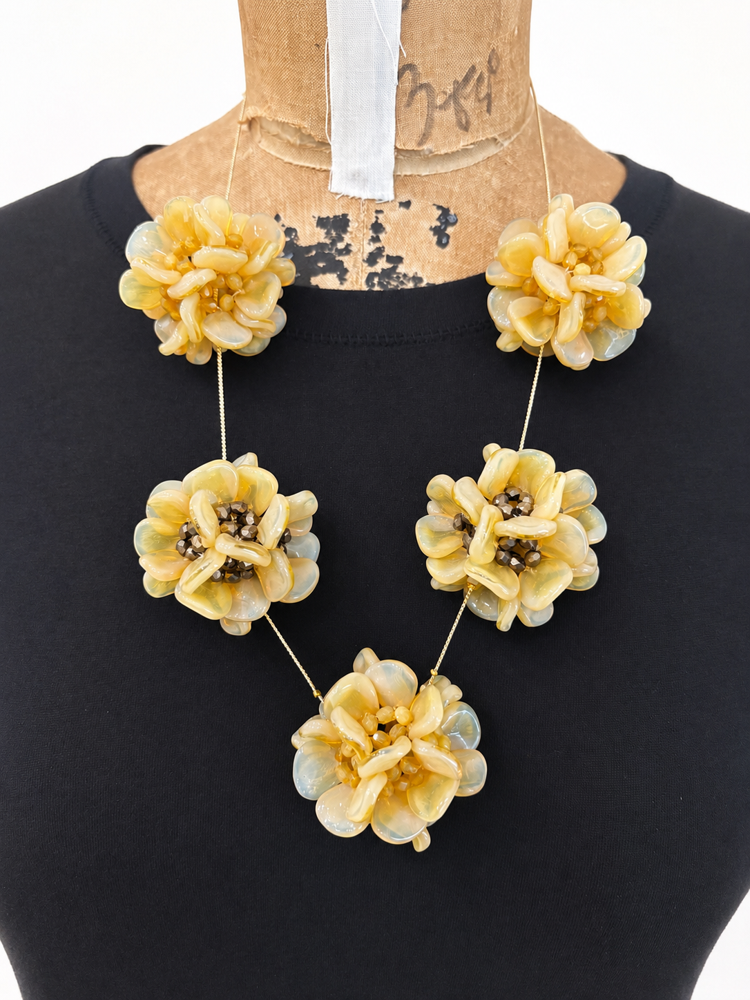 BEIGE BLOOM NECKLACE